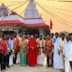 ವಡಗೇರಾ : 'ಕೃಷ್ಣವೇಣಿ–ಭೀಮಾ ನದಿಗಳ ಸಂಗಮದಲ್ಲಿರುವ ಸಂಗಮೇಶ್ವರ ಹಾಗೂ ಕಾಳಿಕಾ ಮಾತೆಯ ದರ್ಶನದಿಂದ ತಮ್ಮ ಜೀವನ ಪಾವನಗೊಂಡಿದೆ ಎಂದು ತೆಲಂಗಾಣ ರಾಜ್ಯದ ಮೀನುಗಾರಿಕೆ, ಪಶು ಸಂಗೋಪನೆ ಮತ್ತು ಕ್ರೀಡಾ ಇಲಾಖೆ ಸಚಿವ ವಾಕಿಟಿ ಶ್ರೀಹರಿ ಅವರ ಧರ್ಮಪತ್ನಿ ಶ್ರೀಮತಿ ಲಲಿತಮ್ಮ ವಾಕಿಟಿ ಹೇಳಿದರು. ತಾಲೂಕಿನ ಸುಕ್ಷೇತ್ರ ಕೃಷ್ಣವೇಣಿ–ಭೀಮಾ ಸಂಗಮಕ್ಕೆ ಭೇಟಿ ನೀಡಿ ಸಂಗಮೇಶ್ವರ ಹಾಗೂ ಕಾಳಿಕಾ ಮಾತೆಯ ದರ್ಶನ ಪಡೆದ ಬಳಿಕ ಅವರು ಮಾತನಾಡಿದರು. ಸಾವಿರಾರು ವರ್ಷಗಳ ಇತಿಹಾಸವನ್ನು ಹೊಂದಿರುವ ಈ ಪವಿತ್ರ ಕ್ಷೇತ್ರವು ಕರ್ನಾಟಕ–ತೆಲಂಗಾಣ ಗಡಿಭಾಗದಲ್ಲಿದ್ದು, ಎರಡು ರಾಜ್ಯಗಳ ನಡುವಿನ ಭ್ರಾತೃತ್ವ ಮತ್ತು ಬಾಂಧವ್ಯವನ್ನು ಬೆಸೆಯುವ ಮಹತ್ವದ ಧಾರ್ಮಿಕ ಕೇಂದ್ರವಾಗಿದೆ ಎಂದು ಅವರು ಹೇಳಿದರು. ಉತ್ತಮ ನಿಸರ್ಗದ ಮಡಿಲಲ್ಲಿ ನೆಲೆಸಿರುವ ಸಂಗಮೇಶ್ವರ ದೇವಾಲಯವು ಭವ್ಯ ಹಾಗೂ ಪುರಾತನ ಇತಿಹಾಸವನ್ನು ಹೊಂದಿದೆ ಎಂದೂ ಅವರು ಪ್ರಶಂಸಿಸಿದರು. ಈ ಸಂದರ್ಭದಲ್ಲಿ ಸಂಗಮದ ಪರಮಪೂಜ್ಯ ಶ್ರೀ ಕರುಣೇಶ್ವರ ಶಿವಾಚಾರ್ಯ ಮಹಾಸ್ವಾಮಿಗಳು ಸಚಿವರ ಧರ್ಮಪತ್ನಿ ಶ್ರೀಮತಿ ಲಲಿತಮ್ಮ ಅವರನ್ನು ಸನ್ಮಾನಿಸಿ ಆಶೀರ್ವದಿಸಿದರು. ಕಾರ್ಯಕ್ರಮದಲ್ಲಿ ರಾಜಪ್ಪ ಗೌಡ ಕುಣಸಿ, ಬಸಯ್ಯಸ್ವಾಮಿ ಶಿವಪೂರ, ಮಲ್ಲಿಕಾರ್ಜುನ ಸ್ವಾಮಿ ಅರಿಶಿಣಗಿ, ಸಿದ್ದಪ್ಪ ಗೌಡ ಶಿವಪೂರ, ವೆಂಕಟರೆಡ್ಡಿ ಗೌಡ ಶಿವನೂರ, ಸೈದಣ್ಣ ಶಿವಪೂರ, ನಾಗರಾಜ್ ಗೌಡ ಶಿವಪೂರ, ಶ್ರೀನಿವಾಸ್ ಕಲಾಲ್, ಮಲ್ಲು ಶಿವಪೂರ, ಗುರುರಾಜ ಅಗ್ನಿಹಾಳ, ಜಿಂದಪ್ಪ ಸೇರಿದಂತೆ ಇನ್ನಿತರರು ಉಪಸ್ಥಿತರಿದ್ದರು.