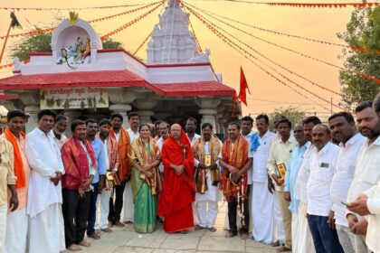 ವಡಗೇರಾ : 'ಕೃಷ್ಣವೇಣಿ–ಭೀಮಾ ನದಿಗಳ ಸಂಗಮದಲ್ಲಿರುವ ಸಂಗಮೇಶ್ವರ ಹಾಗೂ ಕಾಳಿಕಾ ಮಾತೆಯ ದರ್ಶನದಿಂದ ತಮ್ಮ ಜೀವನ ಪಾವನಗೊಂಡಿದೆ ಎಂದು ತೆಲಂಗಾಣ ರಾಜ್ಯದ ಮೀನುಗಾರಿಕೆ, ಪಶು ಸಂಗೋಪನೆ ಮತ್ತು ಕ್ರೀಡಾ ಇಲಾಖೆ ಸಚಿವ ವಾಕಿಟಿ ಶ್ರೀಹರಿ ಅವರ ಧರ್ಮಪತ್ನಿ ಶ್ರೀಮತಿ ಲಲಿತಮ್ಮ ವಾಕಿಟಿ ಹೇಳಿದರು. ತಾಲೂಕಿನ ಸುಕ್ಷೇತ್ರ ಕೃಷ್ಣವೇಣಿ–ಭೀಮಾ ಸಂಗಮಕ್ಕೆ ಭೇಟಿ ನೀಡಿ ಸಂಗಮೇಶ್ವರ ಹಾಗೂ ಕಾಳಿಕಾ ಮಾತೆಯ ದರ್ಶನ ಪಡೆದ ಬಳಿಕ ಅವರು ಮಾತನಾಡಿದರು. ಸಾವಿರಾರು ವರ್ಷಗಳ ಇತಿಹಾಸವನ್ನು ಹೊಂದಿರುವ ಈ ಪವಿತ್ರ ಕ್ಷೇತ್ರವು ಕರ್ನಾಟಕ–ತೆಲಂಗಾಣ ಗಡಿಭಾಗದಲ್ಲಿದ್ದು, ಎರಡು ರಾಜ್ಯಗಳ ನಡುವಿನ ಭ್ರಾತೃತ್ವ ಮತ್ತು ಬಾಂಧವ್ಯವನ್ನು ಬೆಸೆಯುವ ಮಹತ್ವದ ಧಾರ್ಮಿಕ ಕೇಂದ್ರವಾಗಿದೆ ಎಂದು ಅವರು ಹೇಳಿದರು. ಉತ್ತಮ ನಿಸರ್ಗದ ಮಡಿಲಲ್ಲಿ ನೆಲೆಸಿರುವ ಸಂಗಮೇಶ್ವರ ದೇವಾಲಯವು ಭವ್ಯ ಹಾಗೂ ಪುರಾತನ ಇತಿಹಾಸವನ್ನು ಹೊಂದಿದೆ ಎಂದೂ ಅವರು ಪ್ರಶಂಸಿಸಿದರು. ಈ ಸಂದರ್ಭದಲ್ಲಿ ಸಂಗಮದ ಪರಮಪೂಜ್ಯ ಶ್ರೀ ಕರುಣೇಶ್ವರ ಶಿವಾಚಾರ್ಯ ಮಹಾಸ್ವಾಮಿಗಳು ಸಚಿವರ ಧರ್ಮಪತ್ನಿ ಶ್ರೀಮತಿ ಲಲಿತಮ್ಮ ಅವರನ್ನು ಸನ್ಮಾನಿಸಿ ಆಶೀರ್ವದಿಸಿದರು. ಕಾರ್ಯಕ್ರಮದಲ್ಲಿ ರಾಜಪ್ಪ ಗೌಡ ಕುಣಸಿ, ಬಸಯ್ಯಸ್ವಾಮಿ ಶಿವಪೂರ, ಮಲ್ಲಿಕಾರ್ಜುನ ಸ್ವಾಮಿ ಅರಿಶಿಣಗಿ, ಸಿದ್ದಪ್ಪ ಗೌಡ ಶಿವಪೂರ, ವೆಂಕಟರೆಡ್ಡಿ ಗೌಡ ಶಿವನೂರ, ಸೈದಣ್ಣ ಶಿವಪೂರ, ನಾಗರಾಜ್ ಗೌಡ ಶಿವಪೂರ, ಶ್ರೀನಿವಾಸ್ ಕಲಾಲ್, ಮಲ್ಲು ಶಿವಪೂರ, ಗುರುರಾಜ ಅಗ್ನಿಹಾಳ, ಜಿಂದಪ್ಪ ಸೇರಿದಂತೆ ಇನ್ನಿತರರು ಉಪಸ್ಥಿತರಿದ್ದರು.