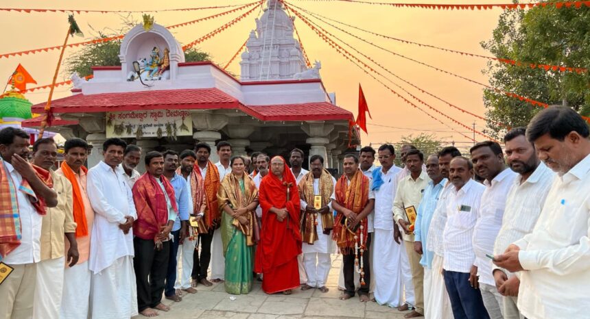 ವಡಗೇರಾ : 'ಕೃಷ್ಣವೇಣಿ–ಭೀಮಾ ನದಿಗಳ ಸಂಗಮದಲ್ಲಿರುವ ಸಂಗಮೇಶ್ವರ ಹಾಗೂ ಕಾಳಿಕಾ ಮಾತೆಯ ದರ್ಶನದಿಂದ ತಮ್ಮ ಜೀವನ ಪಾವನಗೊಂಡಿದೆ ಎಂದು ತೆಲಂಗಾಣ ರಾಜ್ಯದ ಮೀನುಗಾರಿಕೆ, ಪಶು ಸಂಗೋಪನೆ ಮತ್ತು ಕ್ರೀಡಾ ಇಲಾಖೆ ಸಚಿವ ವಾಕಿಟಿ ಶ್ರೀಹರಿ ಅವರ ಧರ್ಮಪತ್ನಿ ಶ್ರೀಮತಿ ಲಲಿತಮ್ಮ ವಾಕಿಟಿ ಹೇಳಿದರು. ತಾಲೂಕಿನ ಸುಕ್ಷೇತ್ರ ಕೃಷ್ಣವೇಣಿ–ಭೀಮಾ ಸಂಗಮಕ್ಕೆ ಭೇಟಿ ನೀಡಿ ಸಂಗಮೇಶ್ವರ ಹಾಗೂ ಕಾಳಿಕಾ ಮಾತೆಯ ದರ್ಶನ ಪಡೆದ ಬಳಿಕ ಅವರು ಮಾತನಾಡಿದರು. ಸಾವಿರಾರು ವರ್ಷಗಳ ಇತಿಹಾಸವನ್ನು ಹೊಂದಿರುವ ಈ ಪವಿತ್ರ ಕ್ಷೇತ್ರವು ಕರ್ನಾಟಕ–ತೆಲಂಗಾಣ ಗಡಿಭಾಗದಲ್ಲಿದ್ದು, ಎರಡು ರಾಜ್ಯಗಳ ನಡುವಿನ ಭ್ರಾತೃತ್ವ ಮತ್ತು ಬಾಂಧವ್ಯವನ್ನು ಬೆಸೆಯುವ ಮಹತ್ವದ ಧಾರ್ಮಿಕ ಕೇಂದ್ರವಾಗಿದೆ ಎಂದು ಅವರು ಹೇಳಿದರು. ಉತ್ತಮ ನಿಸರ್ಗದ ಮಡಿಲಲ್ಲಿ ನೆಲೆಸಿರುವ ಸಂಗಮೇಶ್ವರ ದೇವಾಲಯವು ಭವ್ಯ ಹಾಗೂ ಪುರಾತನ ಇತಿಹಾಸವನ್ನು ಹೊಂದಿದೆ ಎಂದೂ ಅವರು ಪ್ರಶಂಸಿಸಿದರು. ಈ ಸಂದರ್ಭದಲ್ಲಿ ಸಂಗಮದ ಪರಮಪೂಜ್ಯ ಶ್ರೀ ಕರುಣೇಶ್ವರ ಶಿವಾಚಾರ್ಯ ಮಹಾಸ್ವಾಮಿಗಳು ಸಚಿವರ ಧರ್ಮಪತ್ನಿ ಶ್ರೀಮತಿ ಲಲಿತಮ್ಮ ಅವರನ್ನು ಸನ್ಮಾನಿಸಿ ಆಶೀರ್ವದಿಸಿದರು. ಕಾರ್ಯಕ್ರಮದಲ್ಲಿ ರಾಜಪ್ಪ ಗೌಡ ಕುಣಸಿ, ಬಸಯ್ಯಸ್ವಾಮಿ ಶಿವಪೂರ, ಮಲ್ಲಿಕಾರ್ಜುನ ಸ್ವಾಮಿ ಅರಿಶಿಣಗಿ, ಸಿದ್ದಪ್ಪ ಗೌಡ ಶಿವಪೂರ, ವೆಂಕಟರೆಡ್ಡಿ ಗೌಡ ಶಿವನೂರ, ಸೈದಣ್ಣ ಶಿವಪೂರ, ನಾಗರಾಜ್ ಗೌಡ ಶಿವಪೂರ, ಶ್ರೀನಿವಾಸ್ ಕಲಾಲ್, ಮಲ್ಲು ಶಿವಪೂರ, ಗುರುರಾಜ ಅಗ್ನಿಹಾಳ, ಜಿಂದಪ್ಪ ಸೇರಿದಂತೆ ಇನ್ನಿತರರು ಉಪಸ್ಥಿತರಿದ್ದರು.